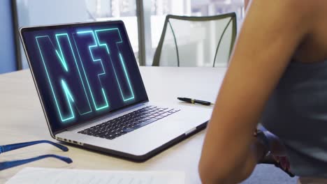 video de una mujer afroamericana trabajando en una computadora portátil con nft en la pantalla