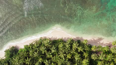 Toma-Aérea-De-Arriba-Hacia-Abajo-De-Las-Olas-Rodando-En-La-Laguna-Indonesia-De-Palm-Beach