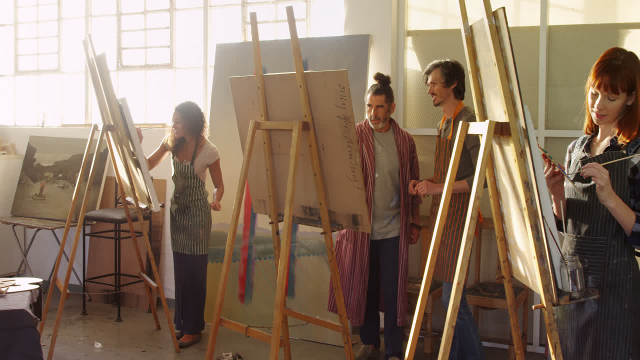 캔버스 4k에 그림을 그리는 예술가