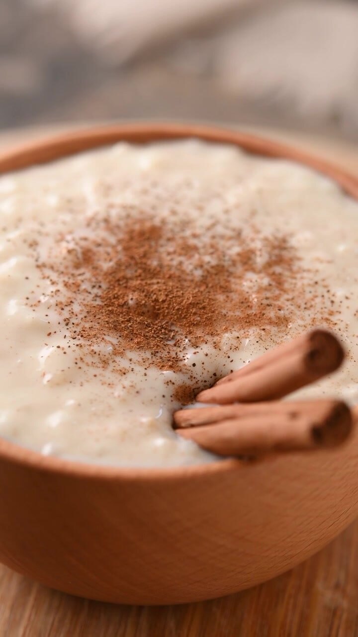 Budino di riso in ciotola di legno