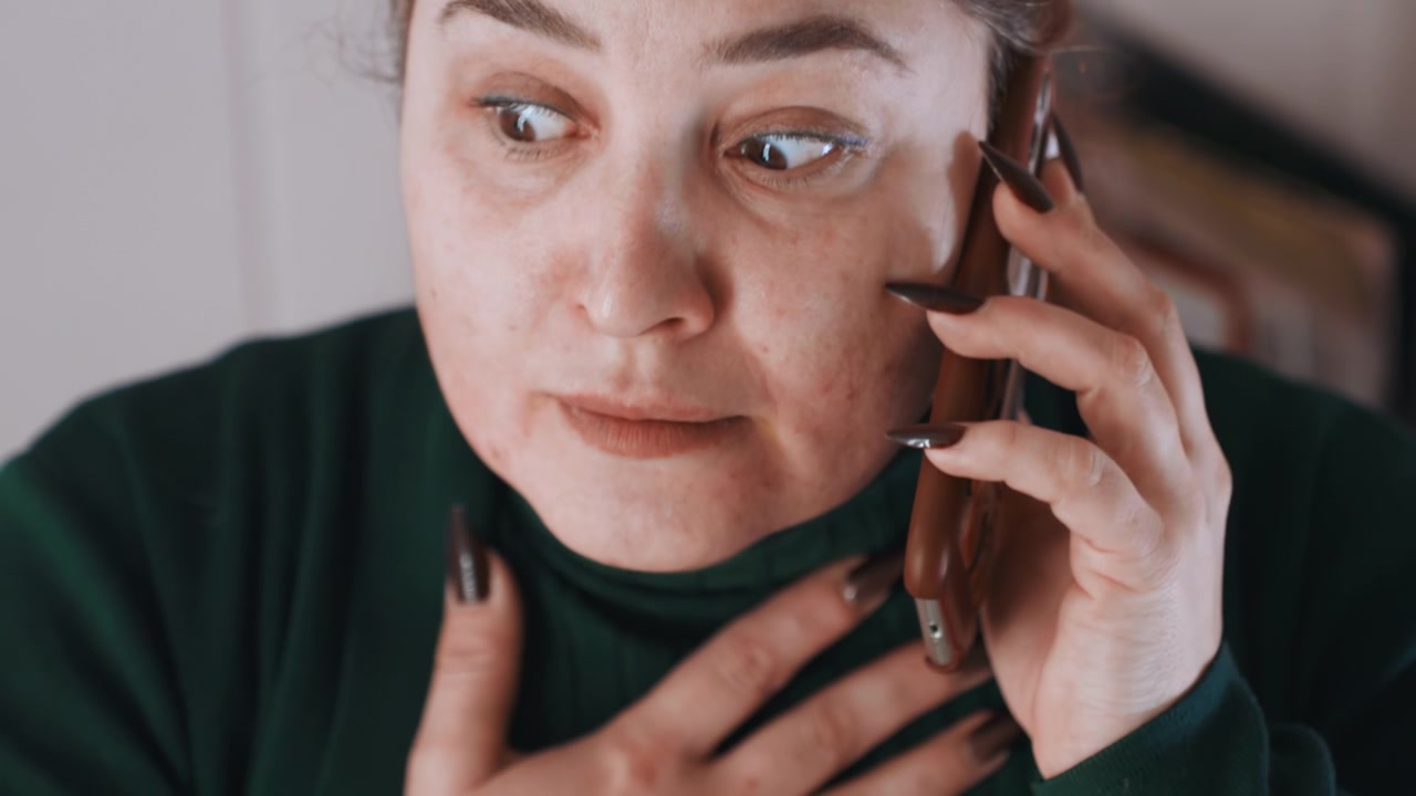 Donna che prova un intenso disagio al petto. Donna che mostra segni di forte dolore al petto e angoscia. Donna con respiro affannoso e occhi chiusi che indicano dolore toracico urgente e sofferenza