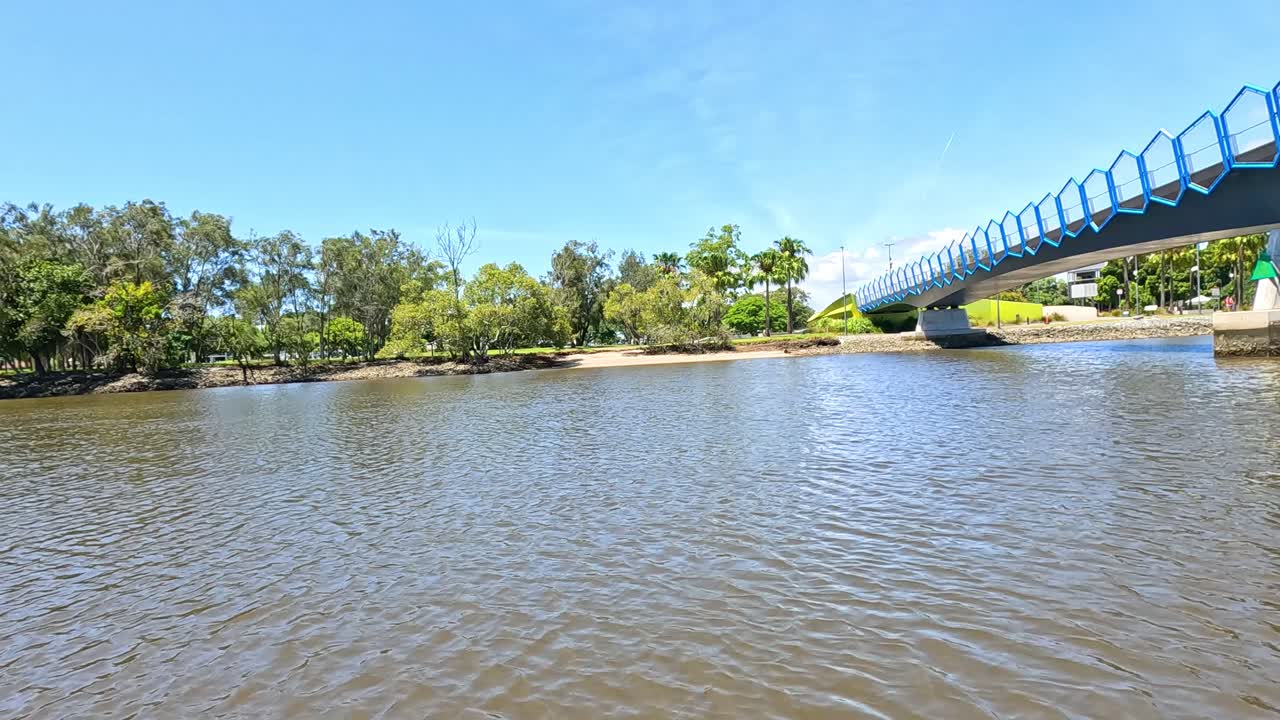 una vista serena del cruce del puente