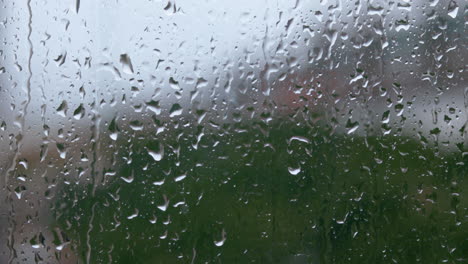 lloviendo en una ventana, gotas de lluvia en la ventana