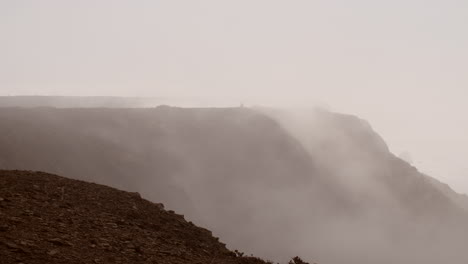 niebla procedente del océano atlántico en el algarve, portugal