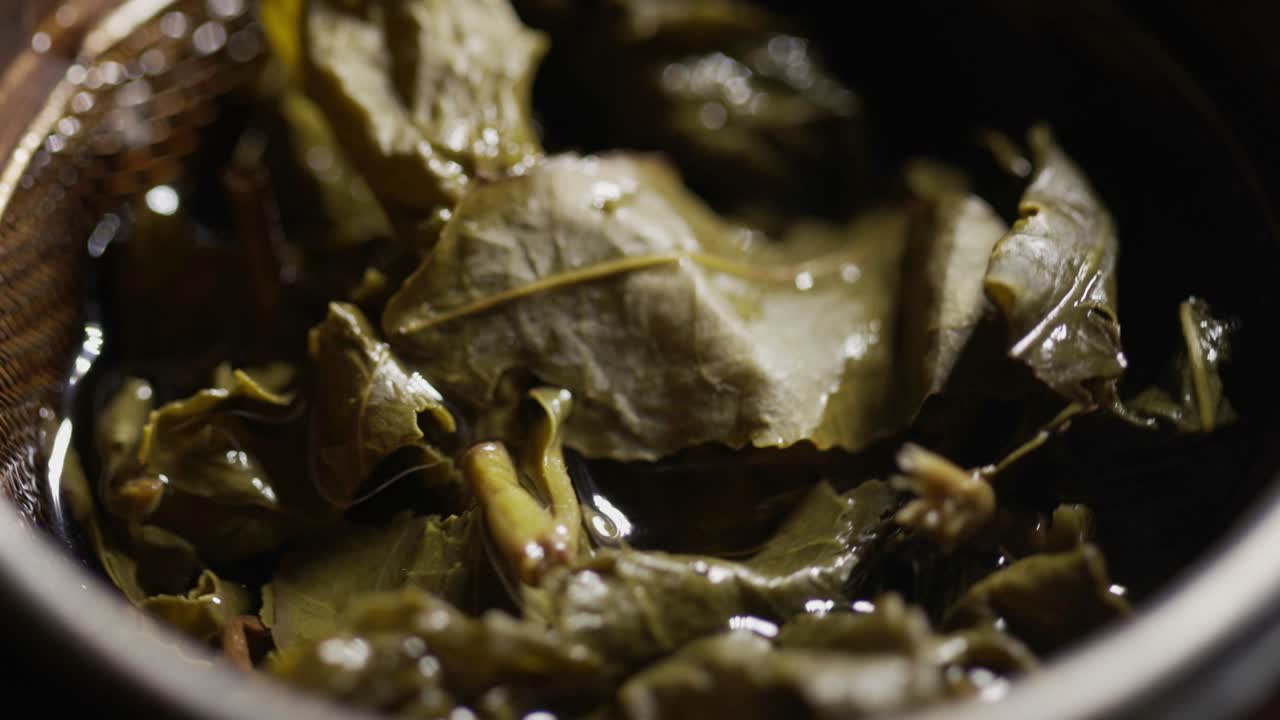 el té verde de hojas grandes en una tetera gira en un soporte. ceremonia del té