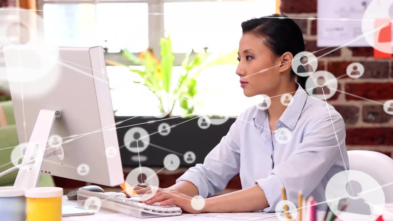 animación de la red de conexiones con íconos sobre mujer de negocios asiática en la oficina