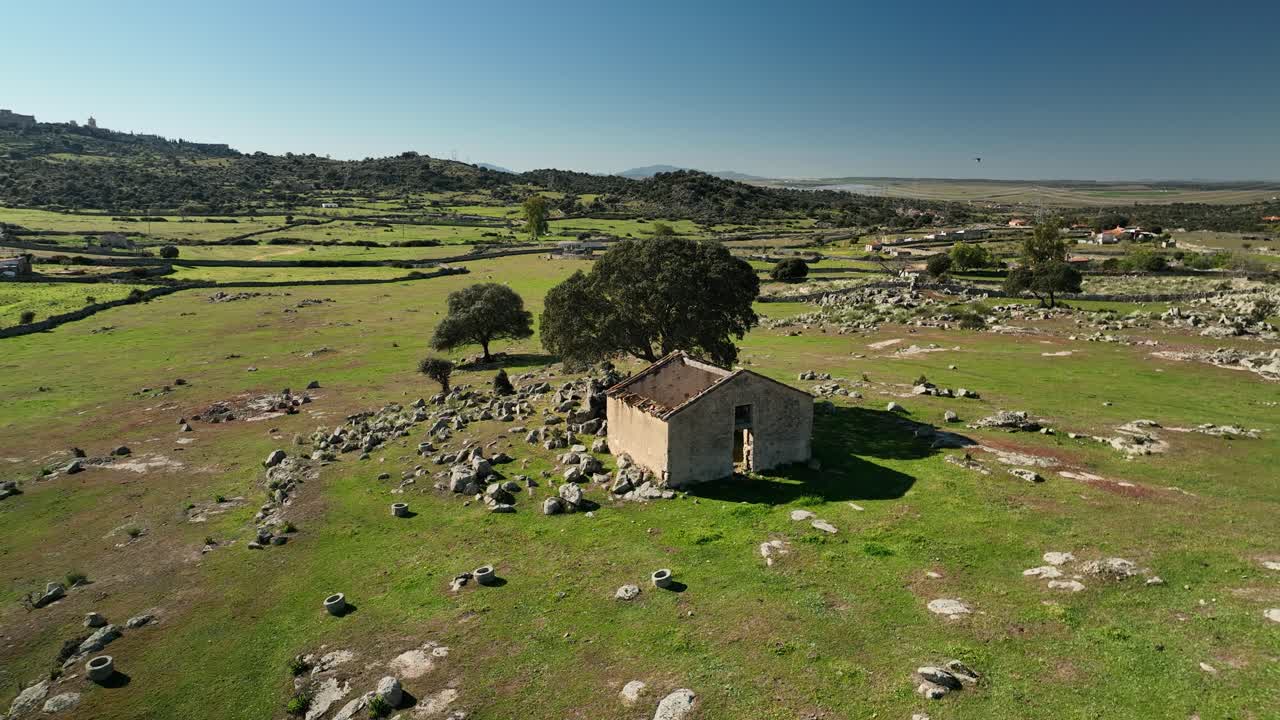 vista excepcional de una casa en ruinas con una histórica ciudad española detrás en medio de la naturaleza