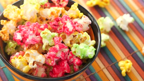 palomitas de maíz de colores en un cuenco