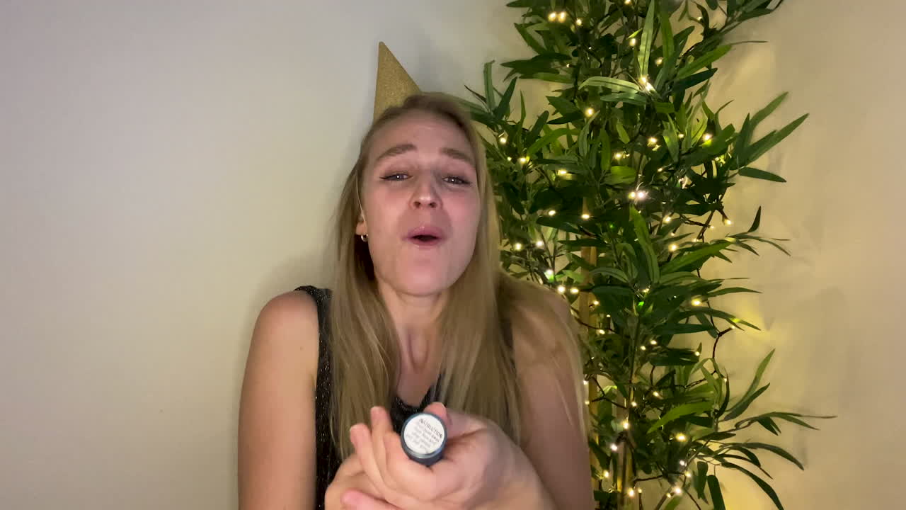 молодая женщина по видеосвязи отсчитывает время до полуночи и празднует наступление нового года