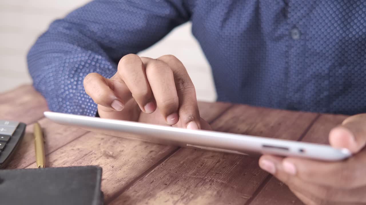 persona que utiliza una tableta