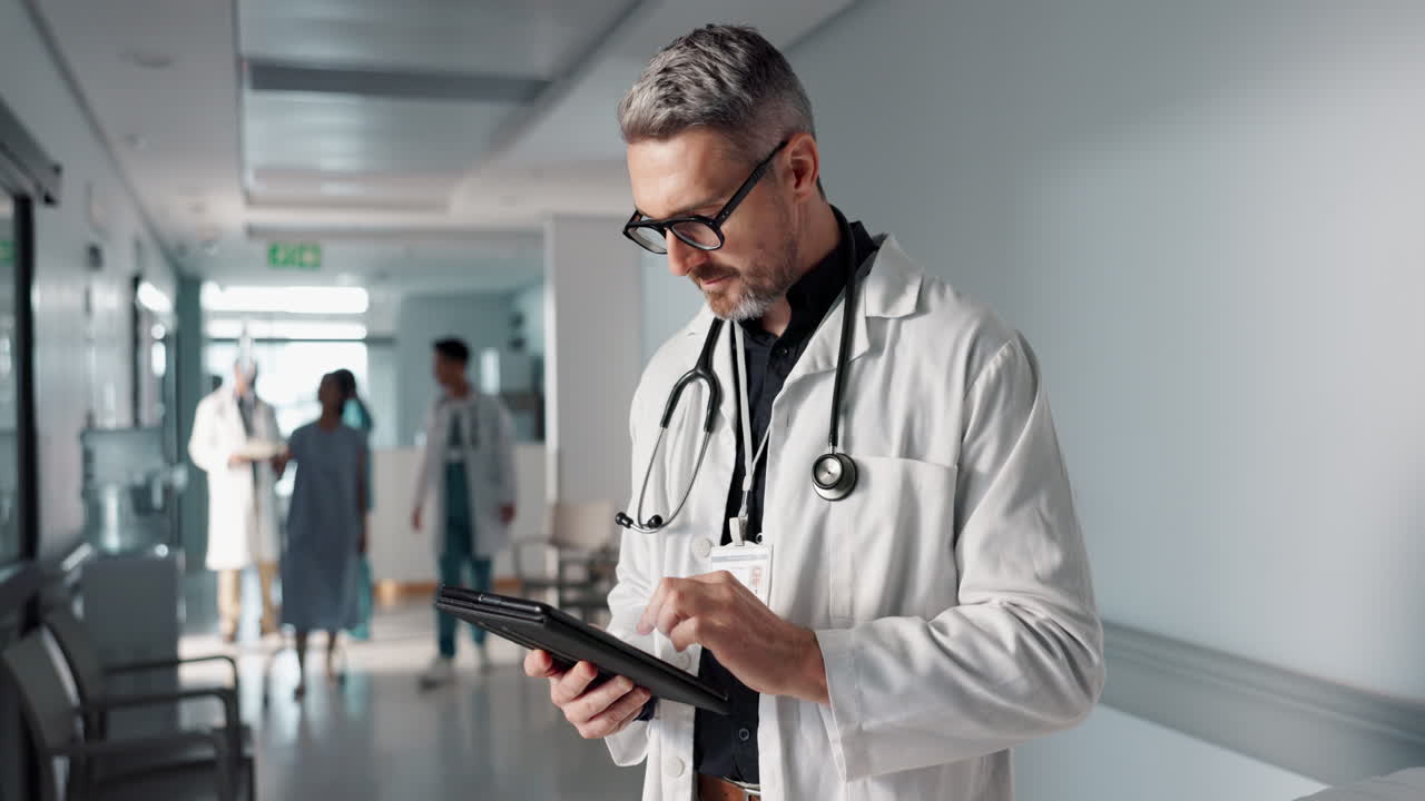 Dottore, ospedale e tablet medico