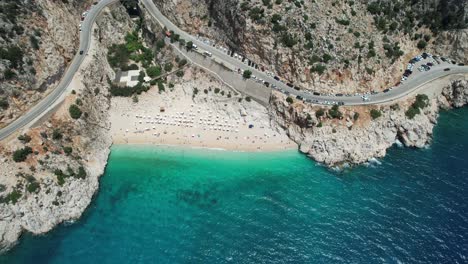 Drone-De-Arriba-Hacia-Abajo-De-La-Increíble-Y-Hermosa-Playa-De-Kaputaş-En-La-Región-De-Antalya-De-Türkiye