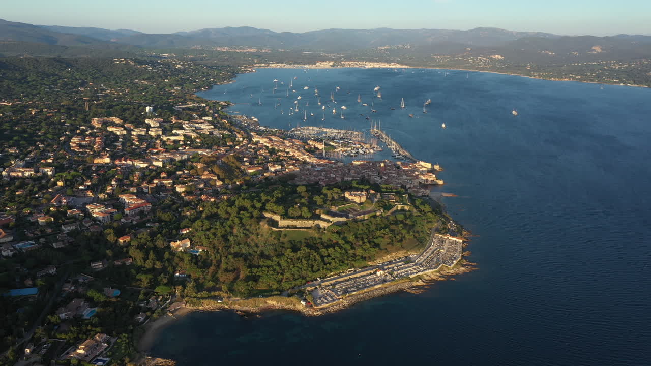 vista panorámica de la costa, el golfo y la ciudad de saint-tropez, francia