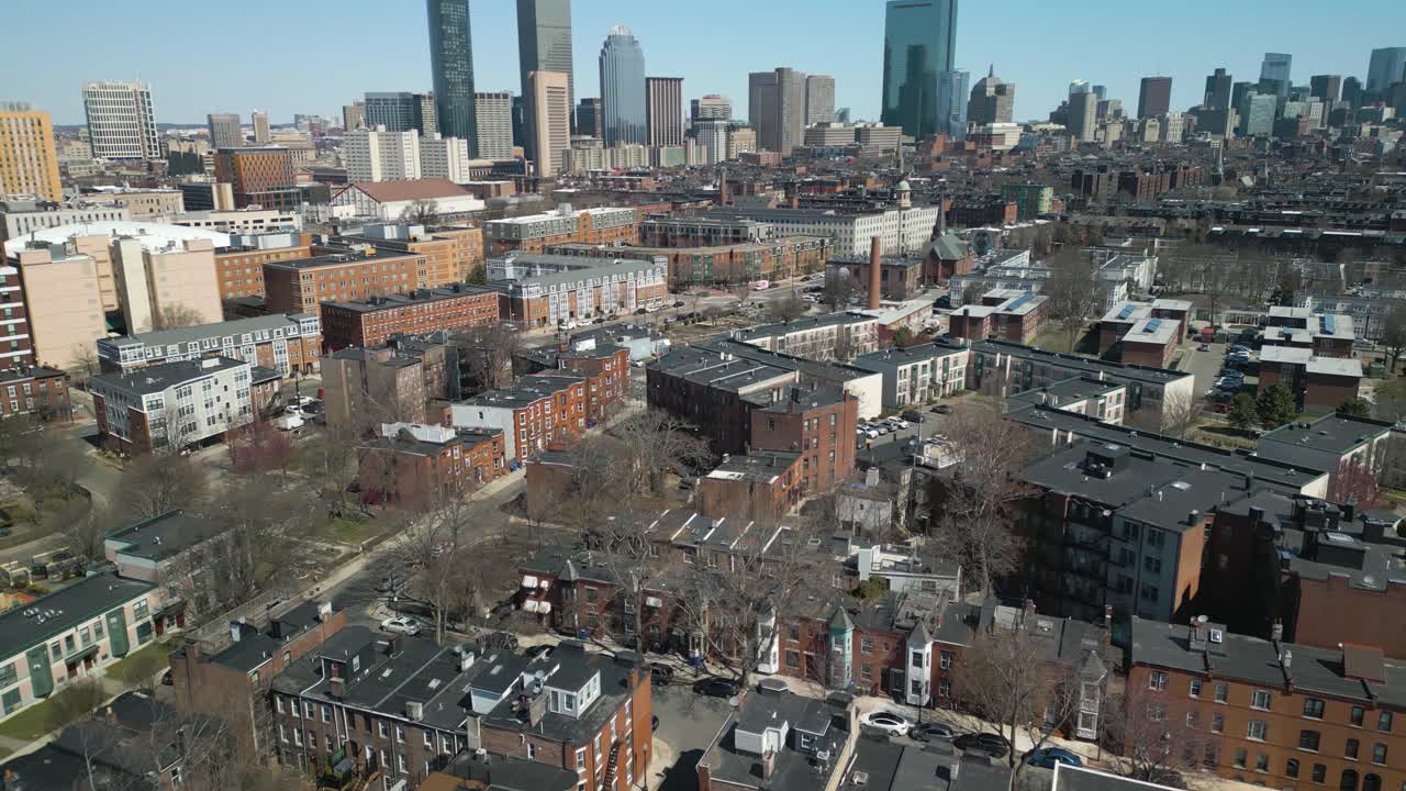 Panoramica aerea ascendente rivela lo skyline di Boston in una giornata pittoresca