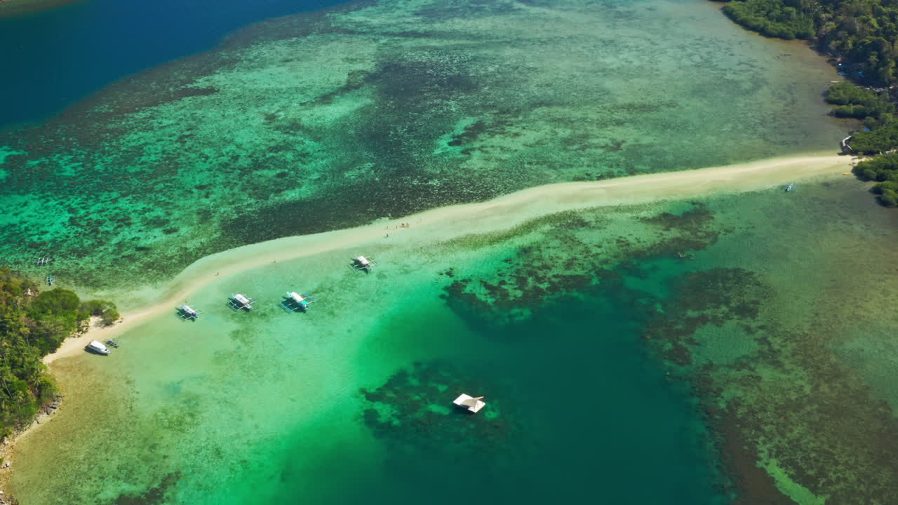 Vista aerea di un banco di sabbia tropicale con barche e acqua turchese cristallina