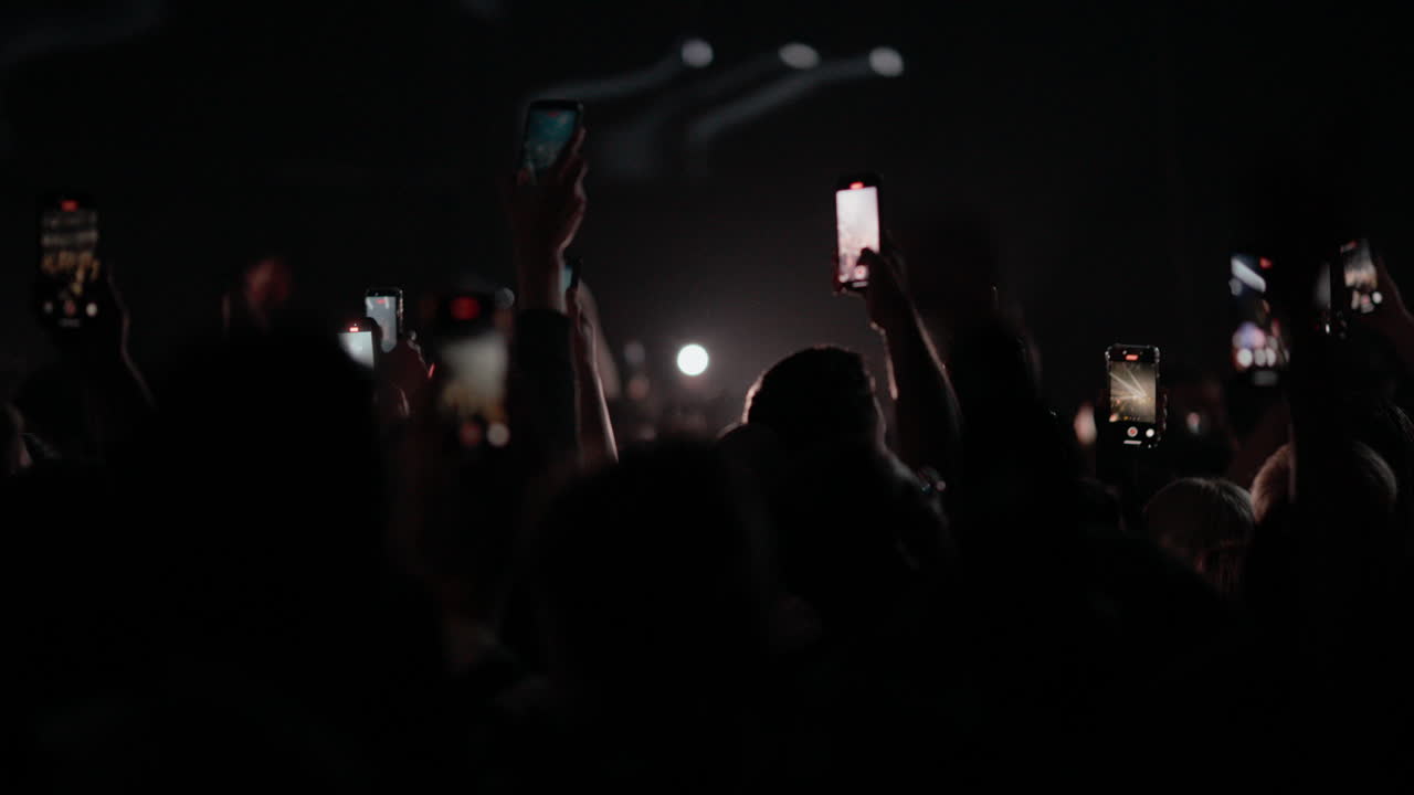 Folla di persone che registra un concerto dal vivo con smartphone