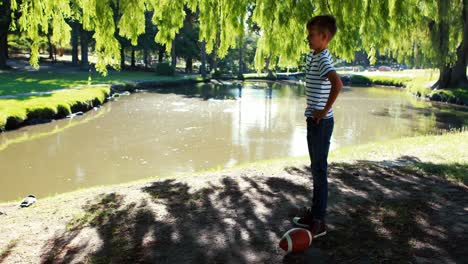 menino usando inalador de asma no parque