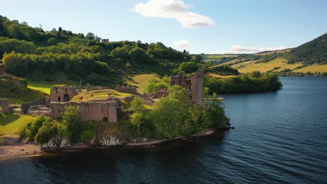 vista aérea de cerca del castillo de urquhart en el lago ness en las tierras altas escocesas