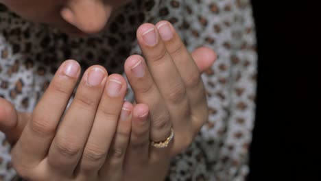 primer plano de mujeres musulmanas orando con la mano en el ramadán
