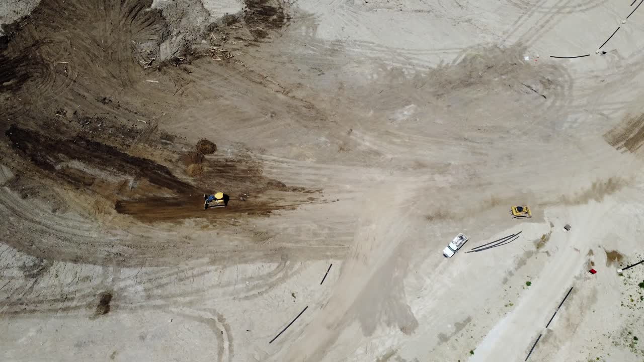 vista aérea de 4k de una cantera con un vehículo de construcción en movimiento