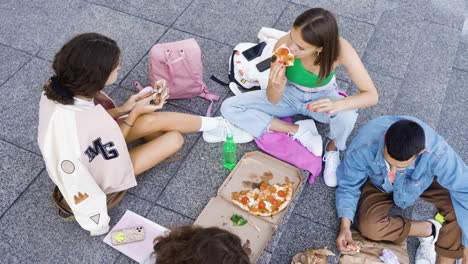 amigos almorzando al aire libre