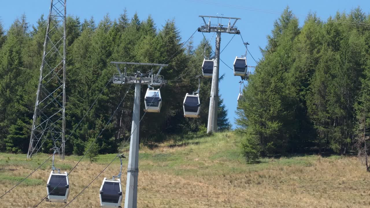 숲 을 가로질러 이동 하는 케이블카