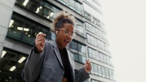 woman dancing in city