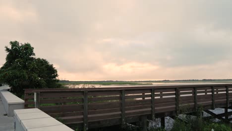 Lapso-De-Tiempo-De-Las-Nubes-Que-Pasan-Sobre-El-Lago-Tohopekaliga-Kissimmee-Florida