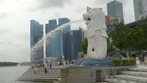 Merlion-Singapur-Icon-Brunnen-Schwenk-Schuss