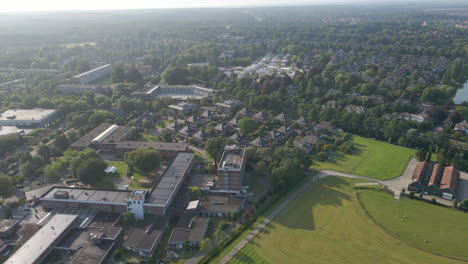 volando hacia un pequeño barrio suburbano en la holanda rural