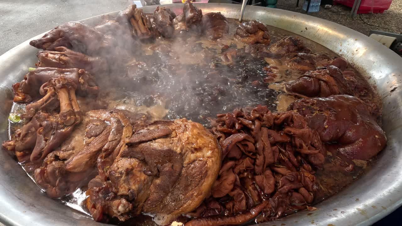 Panci besar semur babi Thailand sedang dimasak