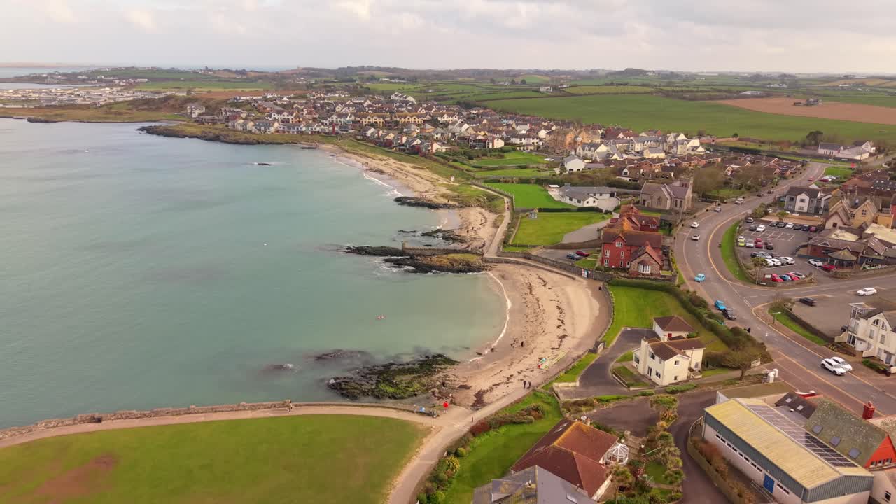 Video aereo 4K 60FPS a passaggio lento del villaggio e della spiaggia di Groomsport nella Contea di Down, Irlanda del Nord. Prodotto con colori Rec709.