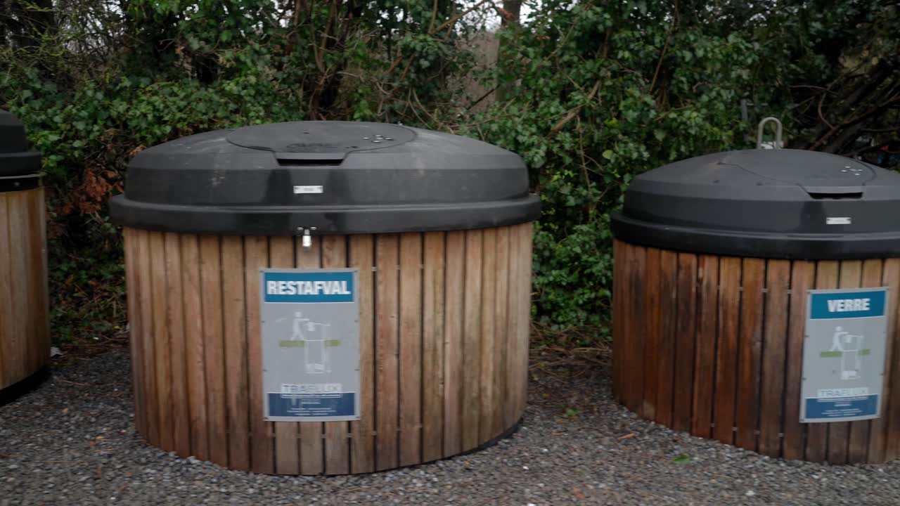 왼쪽에서 오른쪽으로 순차적으로 이동하는 재활용을 위한 분리된 나무 쓰레기통