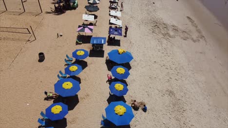 Cabo-Branco-Strandübersicht-Mit-Warmem-Sand,-Wellen-Und-Sonnenschirmen-An-Der-Küste