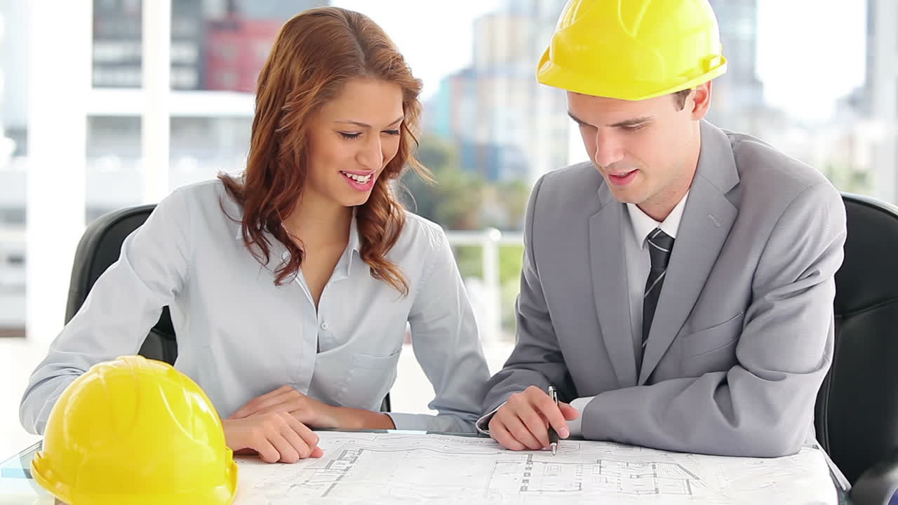 arquitecto serio trabajando en planos