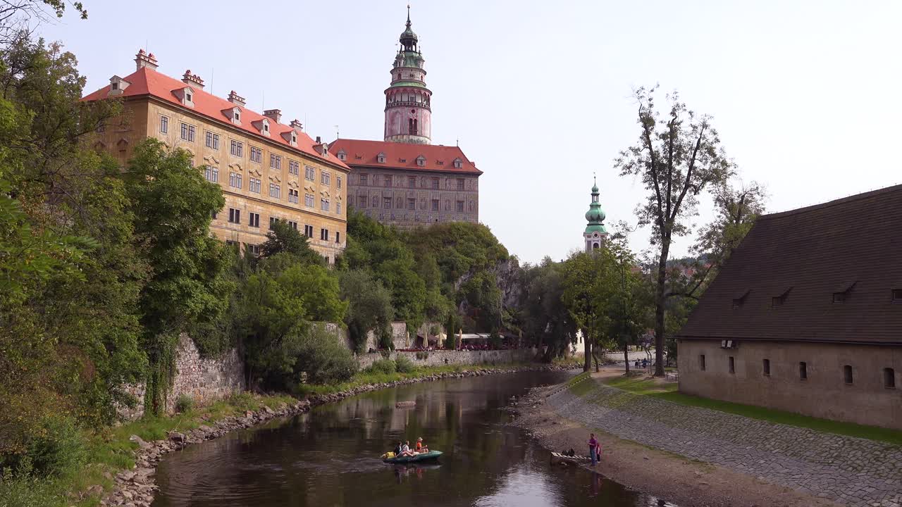 una vista junto al río de cesk krumlov, un pequeño y encantador pueblo bohemio en la república checa