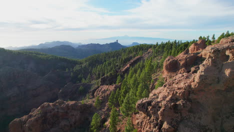 Luftaufnahme-über-Dem-Nublo-Fenster-Mit-Blick-Auf-Den-Nublo-Felsen-Und-Den-Teide-Vulkan