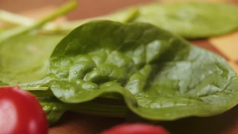 Enthüllt-Frischen-Spinat-Und-Tomaten-Auf-Einem-Schneidebrett