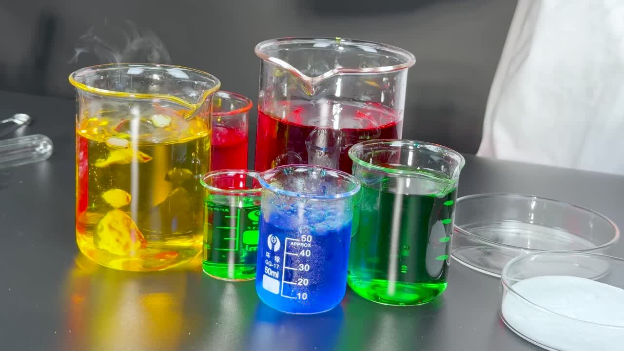 reacción química colorida en el laboratorio