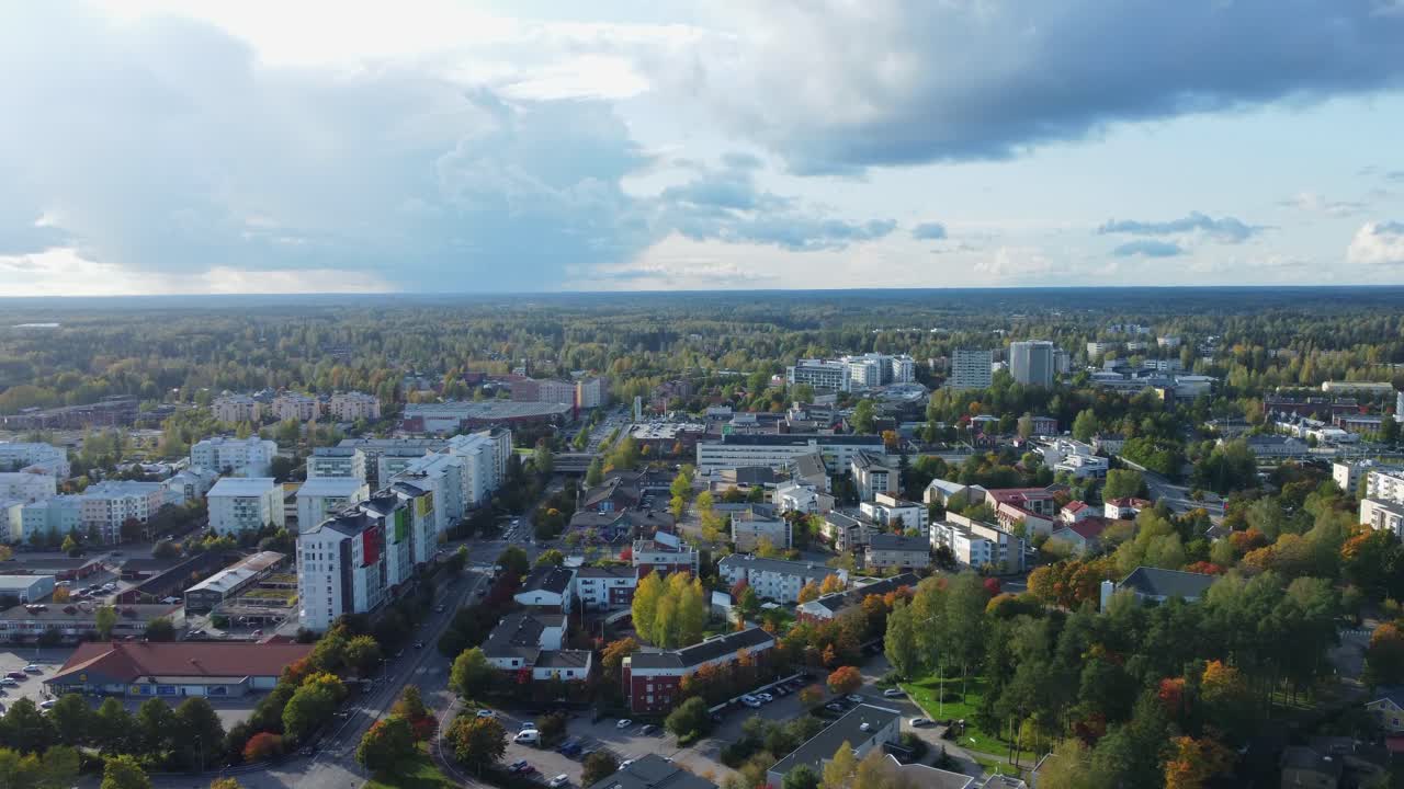 핀란드 의 숲 속 에 있는 스칸디나비아 도시 케라바 의 낮은 공중 비행장