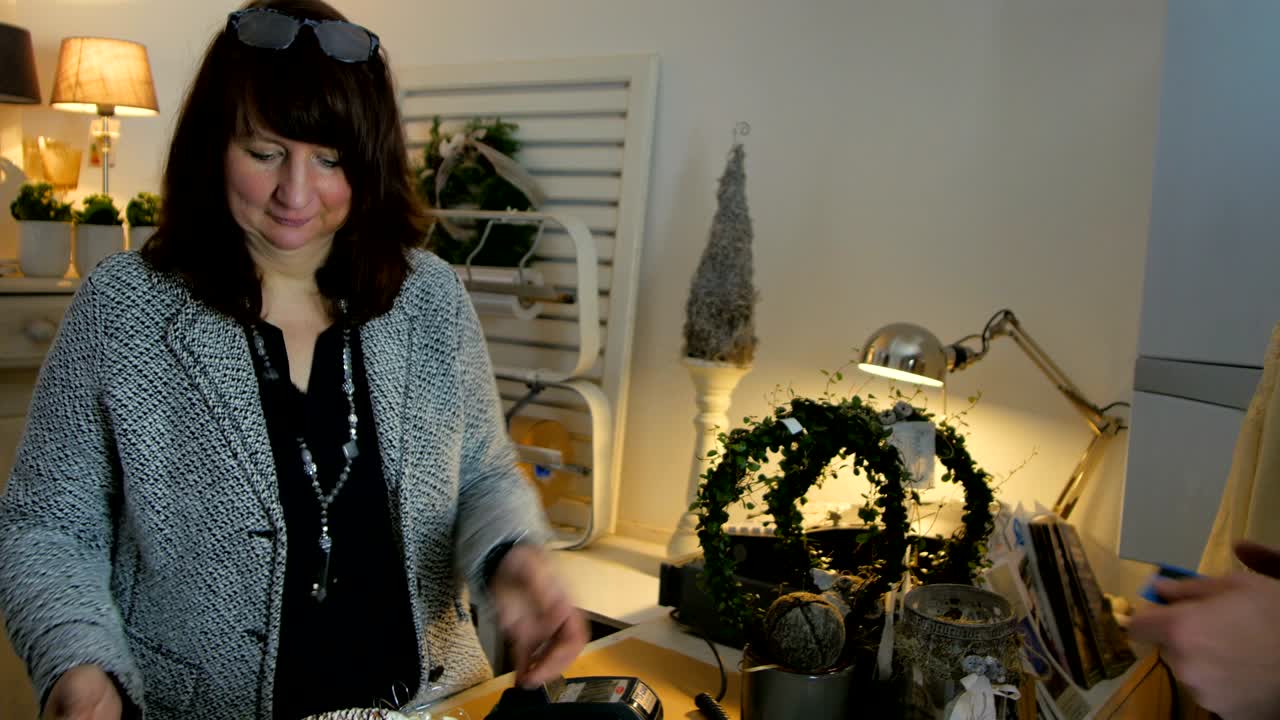 유치원에 체크아웃 할 때 지불을 위해 신용카드를 제공하는 손