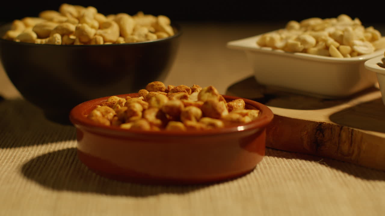 스튜디오에서 캐슈, 건조 구운 땅콩, 피스타치오 견과류의 그을 어