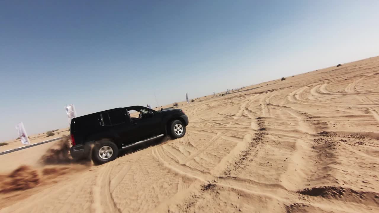사막에서 오프로드 카의 슬로우 모션 fpv 드론 클립