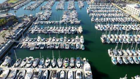 Disparo-De-Drones-Volando-Sobre-Yates-Y-Barcos-Amarrados-En-King-Harbour-Marina,-California