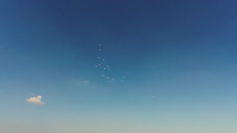 푸른 하늘에 잠복하는 일부 빨간색과 흰색 baloons의 영화 드론 샷
