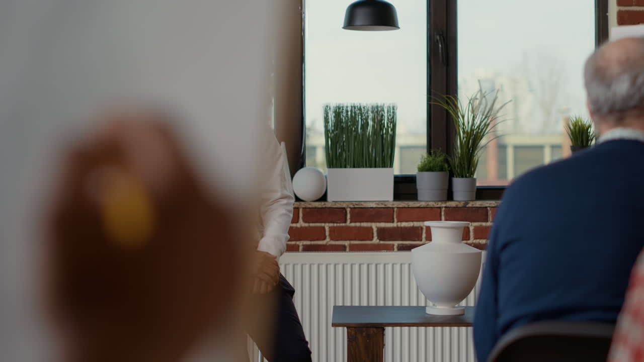 Mandlig lærer bruger vasemodel til at undervise i tegneteknik