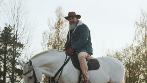 hombre montando a caballo en la granja