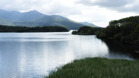 Antenne---Berge-Im-Killarney-Nationalpark,-Reflexion-Des-Muckross-Sees,-Irland