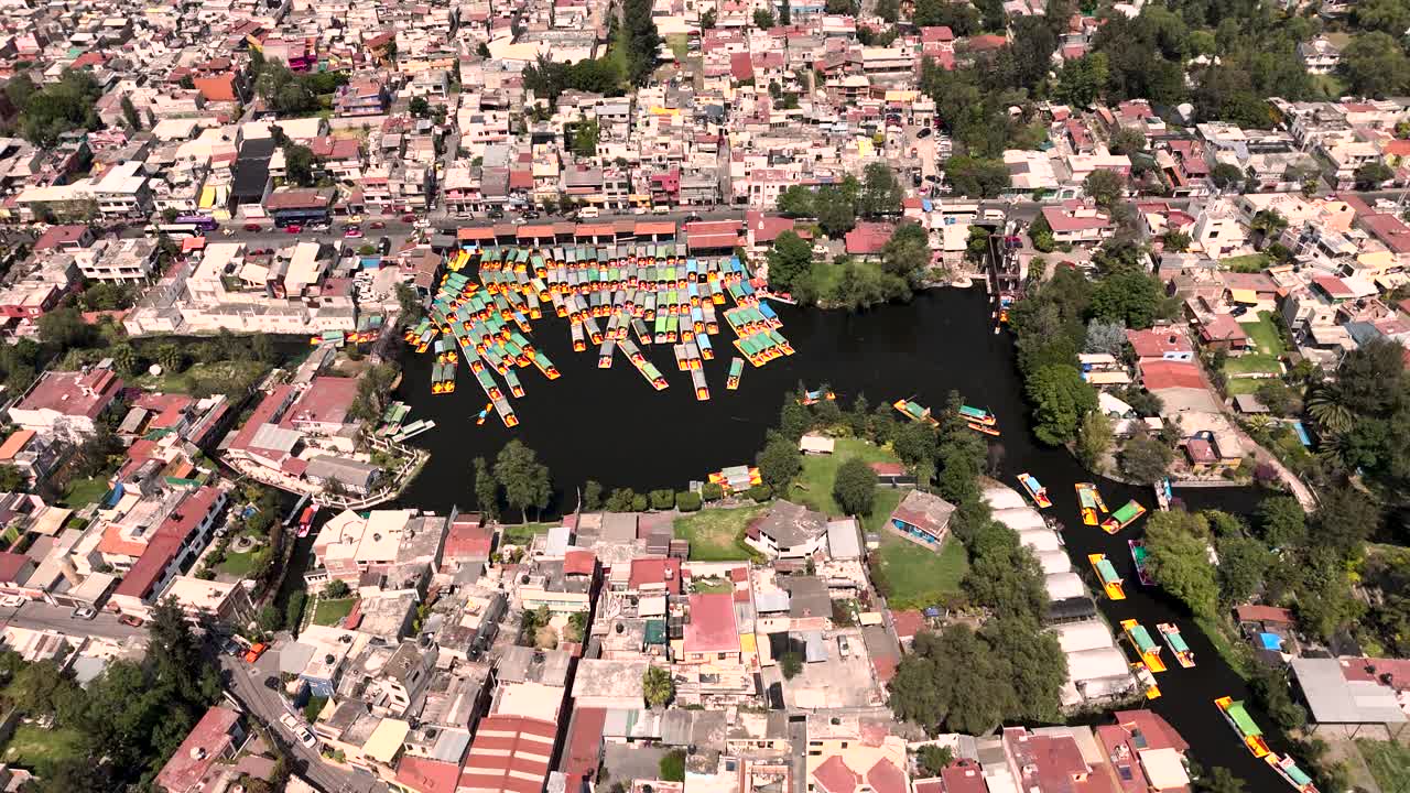 vista aérea de las trajineras del embarcadero de caltongo en xochimilco, cdmx