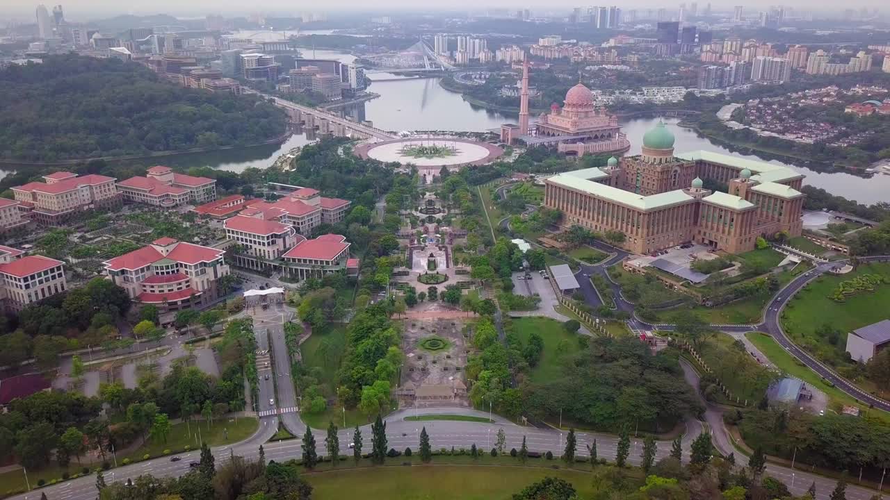 edificio moderno en putrajaya, malasia